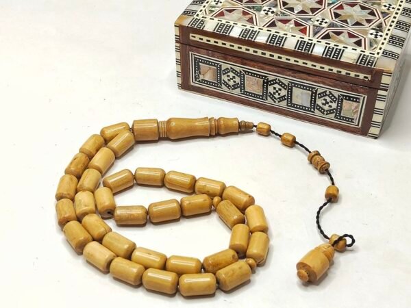سبحة براميلي من اليسر الابيض