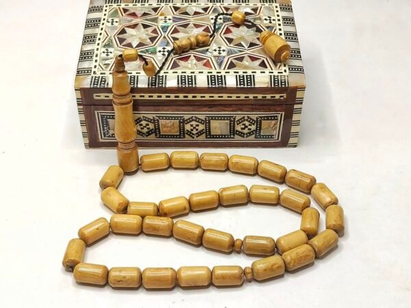 سبحة براميلي من اليسر الابيض