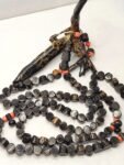 سبحة من اليسر الحجري