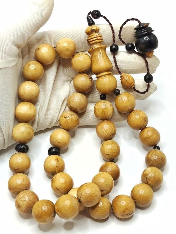 سبحة من اليسر الابيض